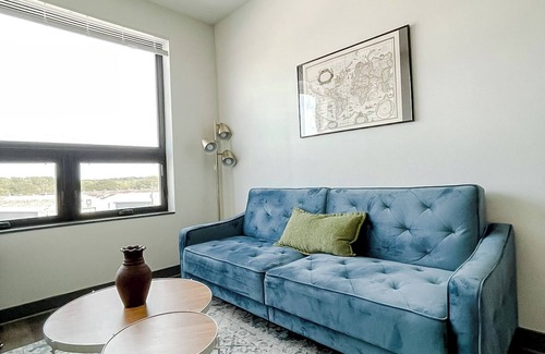 West Des Moines Apartment | Sleepover: Superior 1BD/1BA - Des Moines