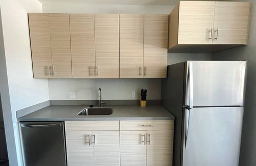 Des Moines Apartment | Sleepover: Tasteful Studio and Gym - Des Moinesn