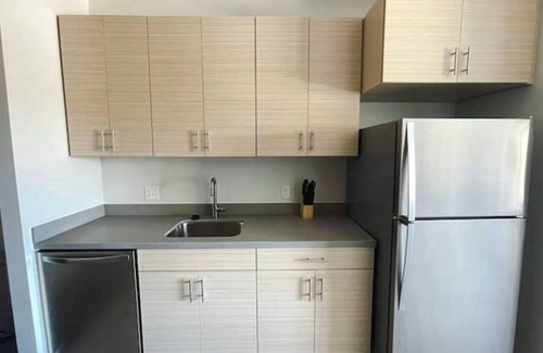 Des Moines Apartment | Sleepover Vivid 1BD/1BA Studio + Gym - Des Moines