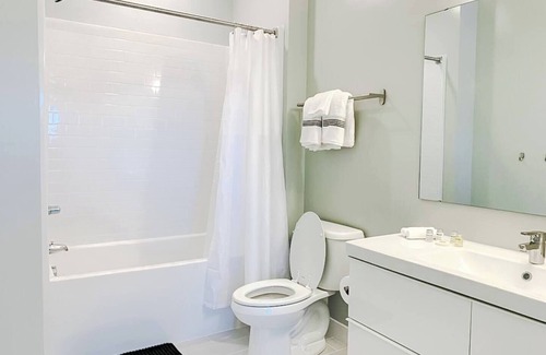 Des Moines Apartment | Sleepover Vivid 1BD/1BA Studio + Gym - Des Moines