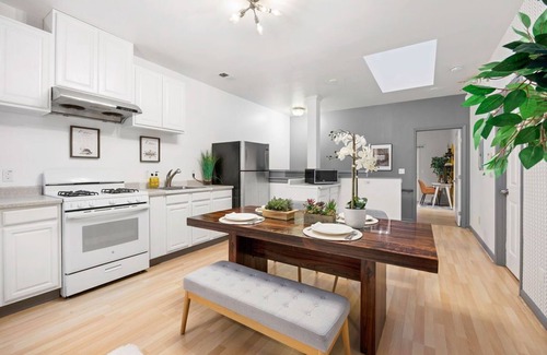 Miraloma House | Sleeps 10, 5 bedrooms and 5 bathrooms in Sunny San Francisco. Close to BART