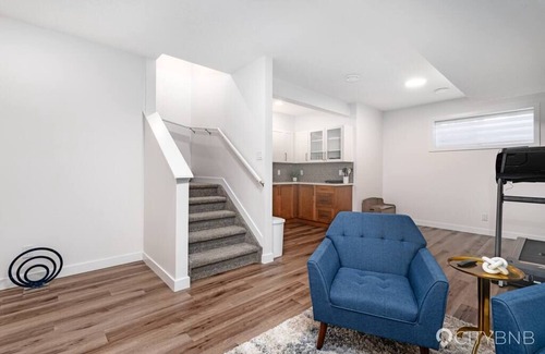 Southwest Edmonton House | Sleeps 10. A/C.4 Bd 3.5 bth. Family friendly