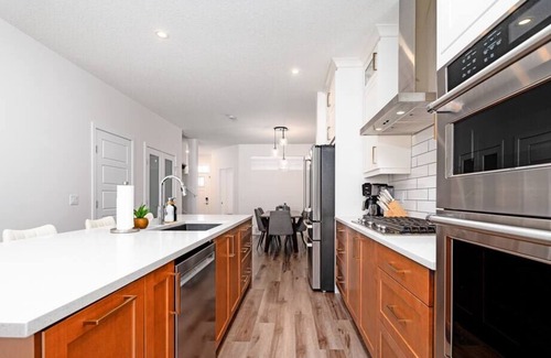 Southwest Edmonton House | Sleeps 10. A/C.4 Bd 3.5 bth. Family friendly