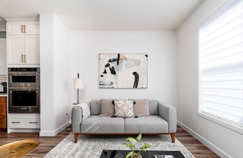 Southwest Edmonton House | Sleeps 10. A/C.4 Bd 3.5 bth. Family friendly