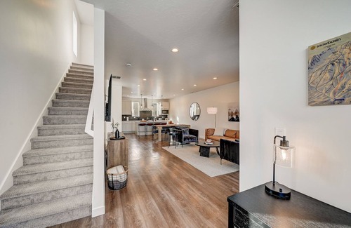 Mountain Green House | Sleeps 10, fast wi-fi, near Snowbasin - Beautiful, spacious, and charming!