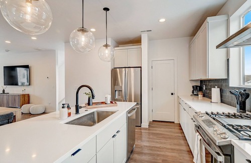 Mountain Green House | Sleeps 10, fast wi-fi, near Snowbasin - Beautiful, spacious, and charming!