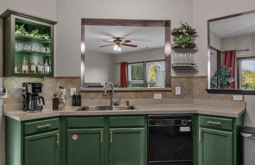Gwinnett Place House | Sleeps 10 Near I-85 4br Family Stay
