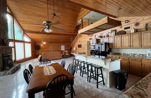 West Livingston House | Sleeps 12, 4br, Lakefront, firepit, boat lift, fish station, & panoramic views