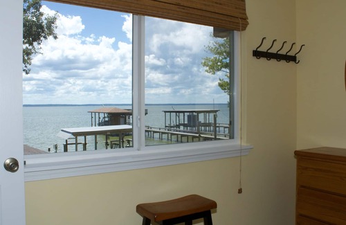 West Livingston House | Sleeps 12, 4br, Lakefront, firepit, boat lift, fish station, & panoramic views