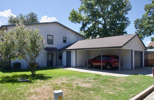 West Livingston House | Sleeps 12, 4br, Lakefront, firepit, boat lift, fish station, & panoramic views