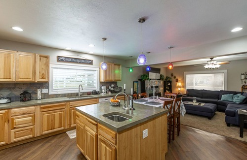 Spokane House | Sleeps 12+ Epic family room, Cool gym! Ideal for Families & Kids!Lots of Parking