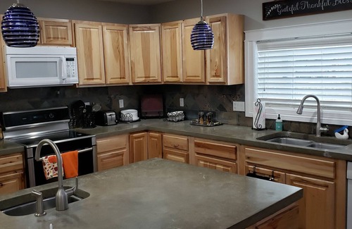 Spokane House | Sleeps 12+ Epic family room, Cool gym! Ideal for Families & Kids!Lots of Parking