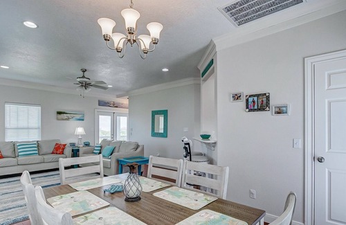 Port Bolivar House | Sleeps 12 | Quiet Neighborhood | Mins to Beach