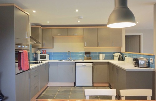 Chedworth House | Sleeps 14, 7 Bedrooms, 2 Dogs Welcome, No Smoking, Wood burner, Garden, Cot and Highchair, Children
