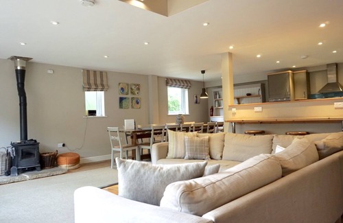 Chedworth House | Sleeps 14, 7 Bedrooms, 2 Dogs Welcome, No Smoking, Wood burner, Garden, Cot and Highchair, Children