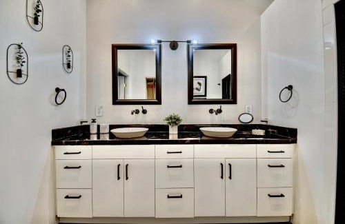 Huning Castle House | Sleeps 15 with 3000 sq ft of Luxury Townhome in the ABQ County Club
