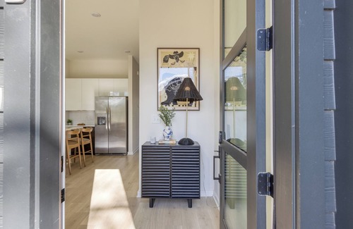 Talbot's Corner House | Sleeps 16 | 2 Modern Townhomes, Minutes to Broadway | Lischey & 98 Degrees