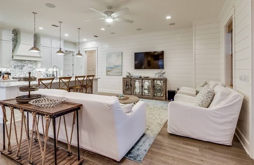 Watercolor House | Sleeps 16, Carriage House, Professionally Decorated, Private Pool!