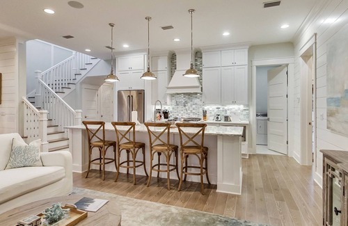 Watercolor House | Sleeps 16, Carriage House, Professionally Decorated, Private Pool!