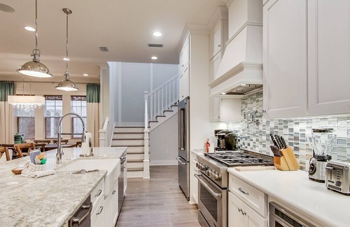 Watercolor House | Sleeps 16, Carriage House, Professionally Decorated, Private Pool!