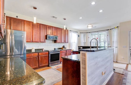 Hollywood House | Sleeps 16 Spacious Near Local Beaches, Near Military, Family Friendly