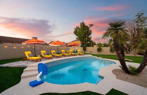 Peoria House | Sleeps 16 Sport Court Heated Pool Putt Putt