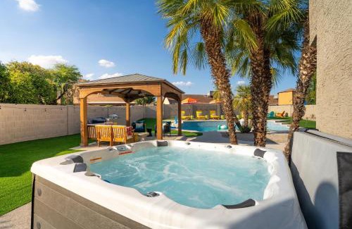 Peoria House | Sleeps 16 Sport Court Heated Pool Putt Putt