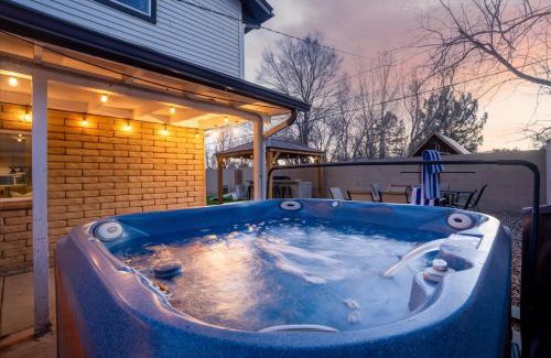 Flagstaff House | Sleeps 18 Hot Tub Pool Table Fire Pit Arcade Game