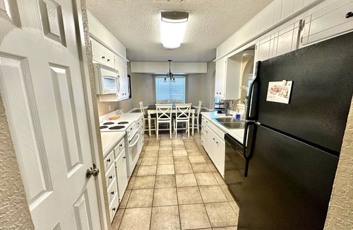 Lubbock House | Sleeps 19 ♨Hot Tub♨Game Room!♨3 TVs ♨Fun Backyard♨Central♨