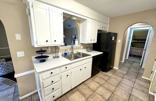 Lubbock House | Sleeps 19 ♨Hot Tub♨Game Room!♨3 TVs ♨Fun Backyard♨Central♨