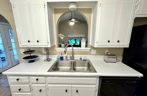 Lubbock House | Sleeps 19 ♨Hot Tub♨Game Room!♨3 TVs ♨Fun Backyard♨Central♨