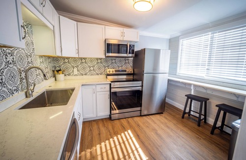 Atchison House | Sleeps 2 - 12 Chesterton House: Clean, Stylish, Family Friendly, and Close to BC