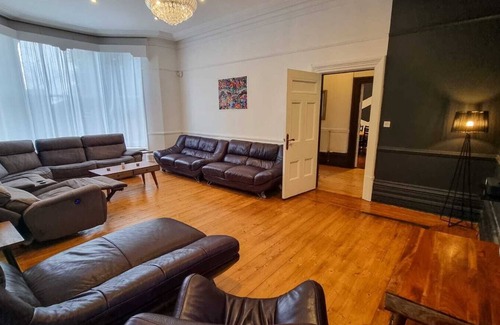 Ashton-under-Lyne House | Sleeps 20 Ashton Mansion by City SuperHost
