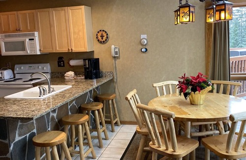 Lutsen House | Sleeps 20! Group Ready Ski In/Ski Out EscapeAway! - June Stays 2 + 2 on us!