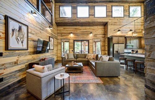 Broken Bow Cabin | Sleeps 22, Creek Side, Pickleball, Basketball Court, Game room in Broken Bow!