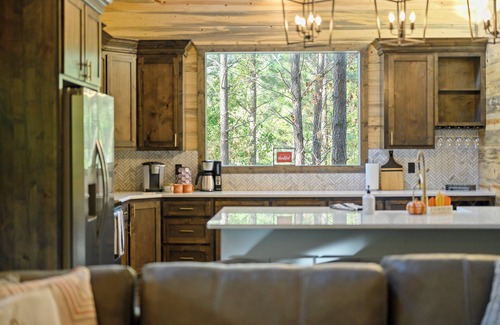 Broken Bow Cabin | Sleeps 22, Creek Side, Pickleball, Basketball Court, Game room in Broken Bow!