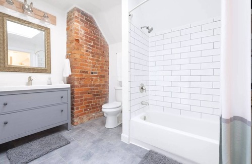 East Walnut HIlls House | (SLEEPS 22) Renovated Victorian: 5 Min to Downtown & 40 Min to Ark Encounter