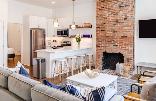 Walnut Hills House | (Sleeps 22) Renovated House 5 Minutes to Downtown