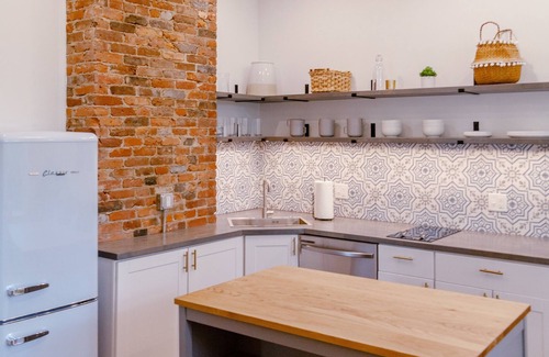 Walnut Hills House | (Sleeps 22) Renovated House 5 Minutes to Downtown