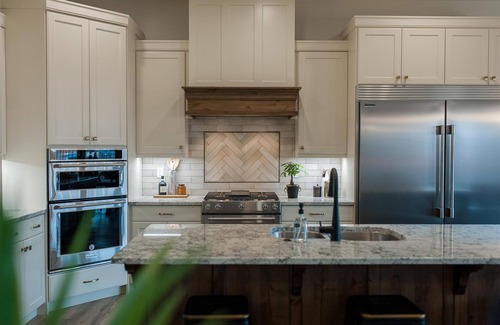 St. George Villa | Sleeps 24| Brand new| AMAZING KITCHEN| Pool | Lazy River | Mini Golf