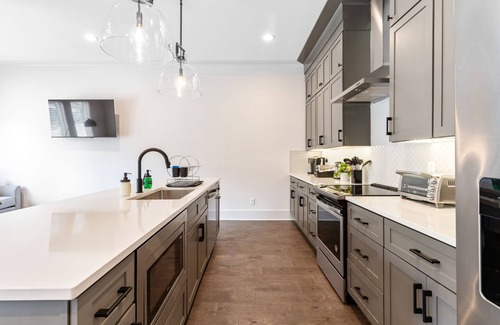 East Nashville House | *SLEEPS 24* Keep the Secret 1 *2 Units * 8BR* 8BA*Amazing Townhomes*