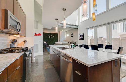 Edgehill House | SLEEPS 24!; SIDE BY SIDE UNITS; HOTTUB; DOWNTOWN!