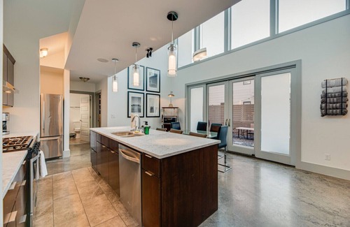 Edgehill House | SLEEPS 24!; SIDE BY SIDE UNITS; HOTTUB; DOWNTOWN!