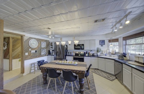 Ingram House | Sleeps 25, 5 Homes, Fire pit, Spring Fed Waterfront