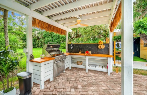 Largo Villa | Sleeps 25+ 9BR Heated Pool Hot Tub Golf Simulator Games