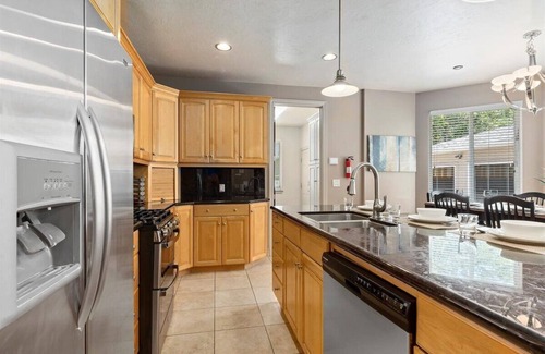 Millcreek House | Sleeps 25 A+Location*Pets *Theater *Hot tub *Games *Custom Home * Big Yard