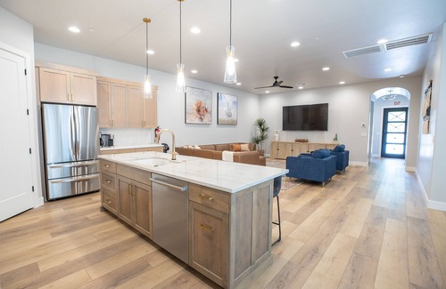 Hurricane House | Sleeps 25, XL Rooms with King Beds + Bunk Room, 86"TV, 2 Pools & Hot Tub