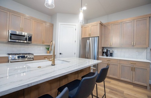 Hurricane House | Sleeps 25, XL Rooms with King Beds + Bunk Room, 86"TV, 2 Pools & Hot Tub