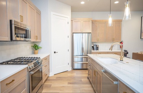 Hurricane House | Sleeps 25, XL Rooms with King Beds + Bunk Room, 86"TV, 2 Pools & Hot Tub