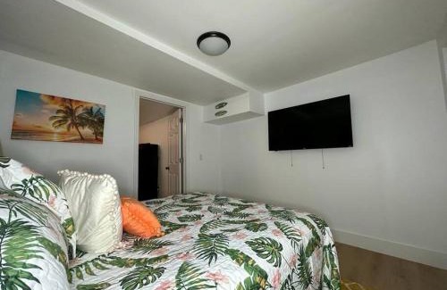 West Little Havana Apartment | Sleeps 3, Casa Tropical in Miami